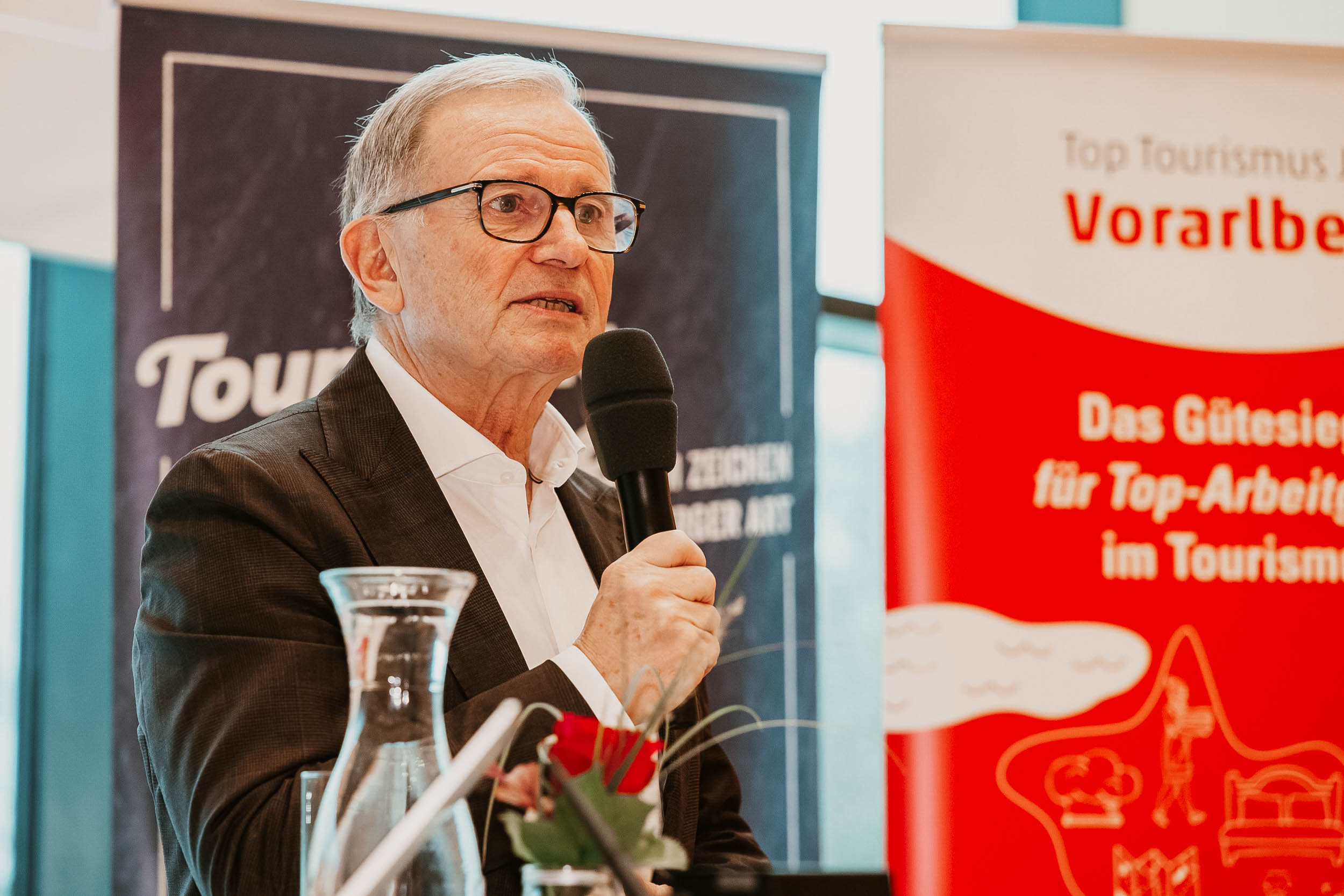 Bregenz, am 17.11.2025Vbg Tourismuswoche, wko, Ehrungen, Gastronomie,Kerstin Biedermann-Smith, Mike Pansi, Heike Ladurner Strolz, Marco Tittler, Susanne Kraus-Winkler, Karlheinz Kopf, Astrid Steharnig-Staudinger, Markus Kegele