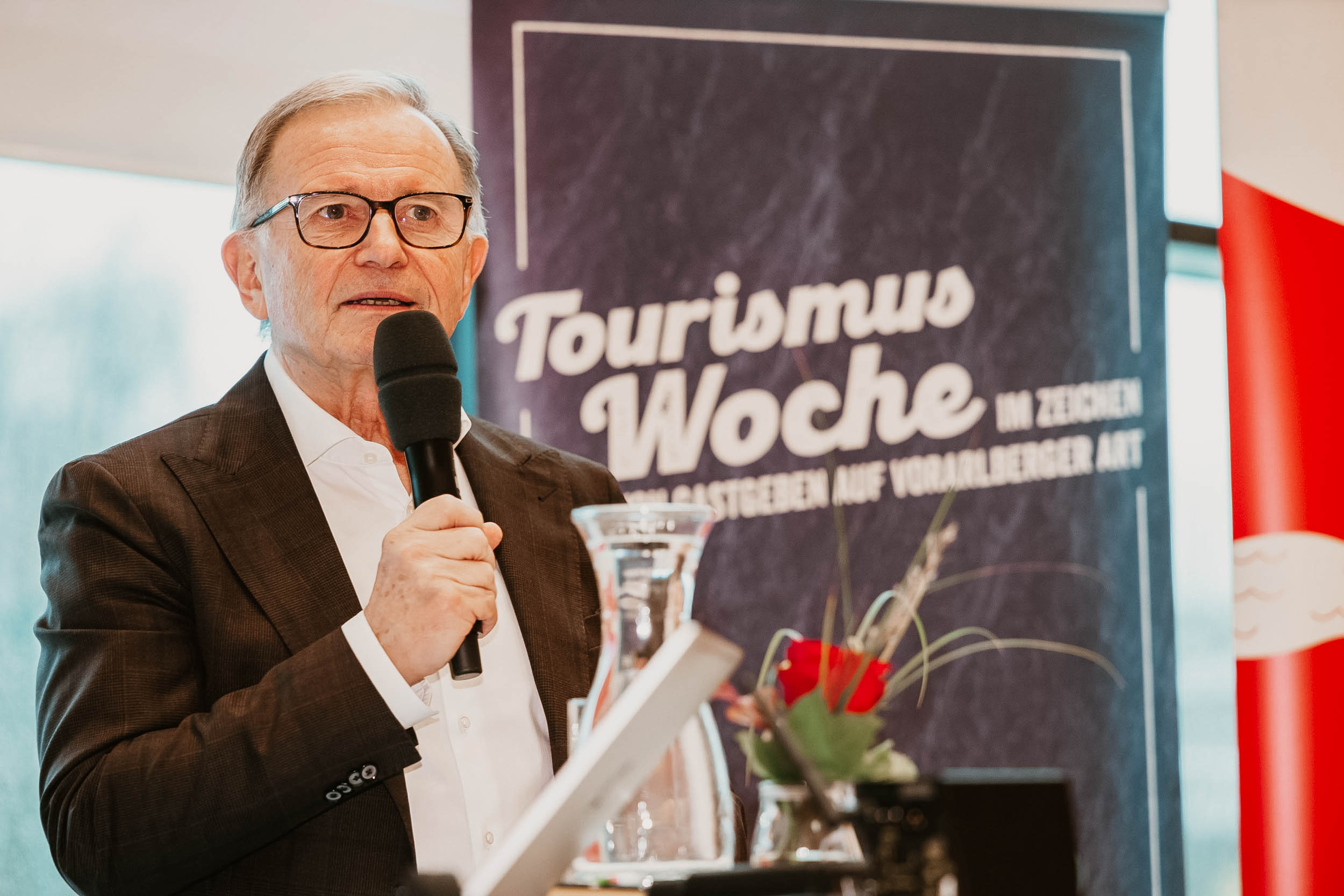 Bregenz, am 17.11.2025Vbg Tourismuswoche, wko, Ehrungen, Gastronomie,Kerstin Biedermann-Smith, Mike Pansi, Heike Ladurner Strolz, Marco Tittler, Susanne Kraus-Winkler, Karlheinz Kopf, Astrid Steharnig-Staudinger, Markus Kegele