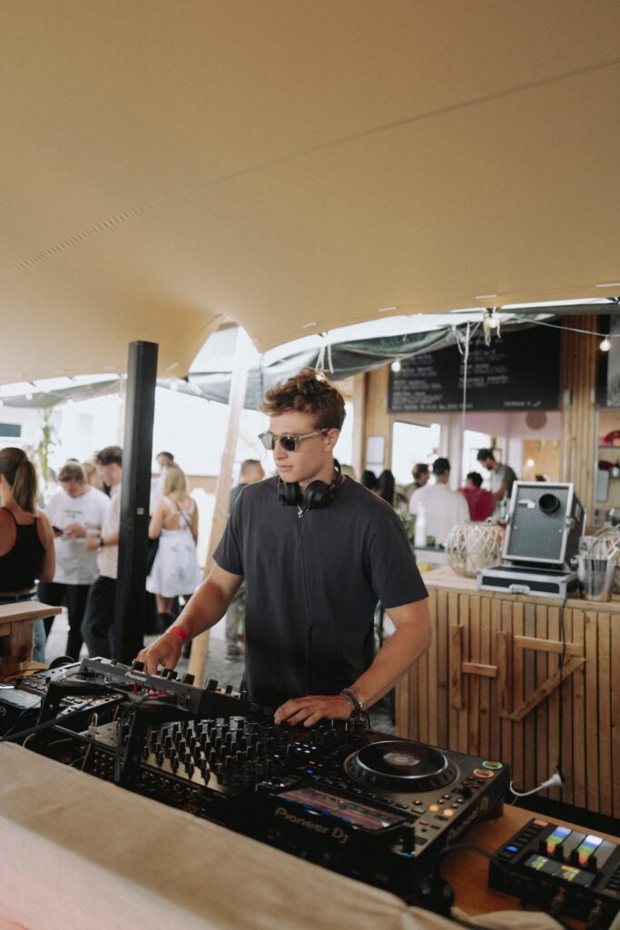 DayDance_HeavenSeven-Strandhaus-Bodensee_Laurin-Lorünser_Market33_2